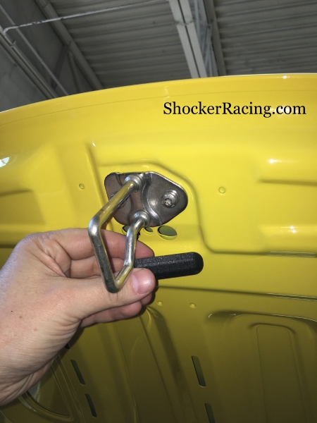 Porsche Cayman 981 Hood Crest Removal_7